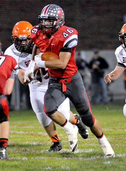 Van Wert runner Ryan Stoller (46) has a gainer during last night's WBL game against the Elida Bulldogs. (Jan Dunlap/Van Wert independent)