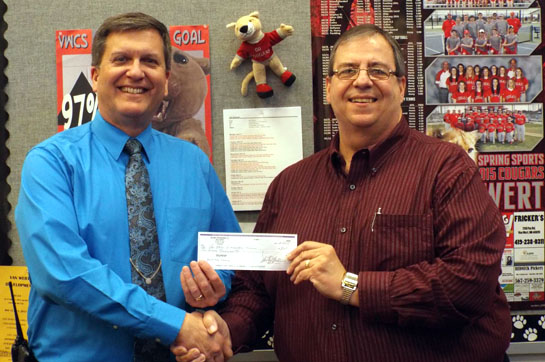 Flagship donates to VWES 4-2015