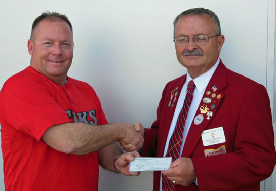 Elks give to VW Youth Baseball 6-2016