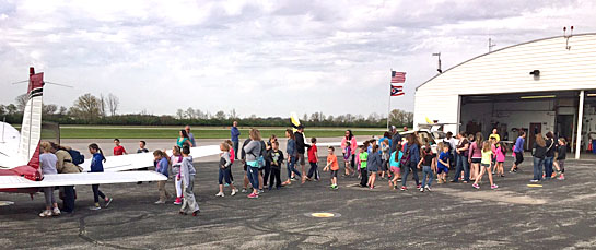 Lincolnview 2nd graders at airport 4-2017