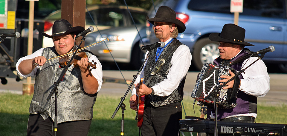 Doo-Wah Riders in Fountain Park 6-2017