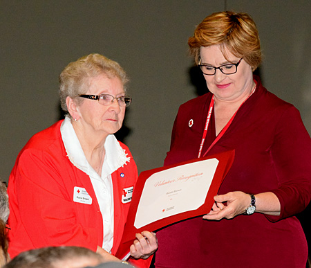 Roxie Brown (left) receives the Lifetime Achievement award from Dixon. Dave Mosier/Van Wert independent