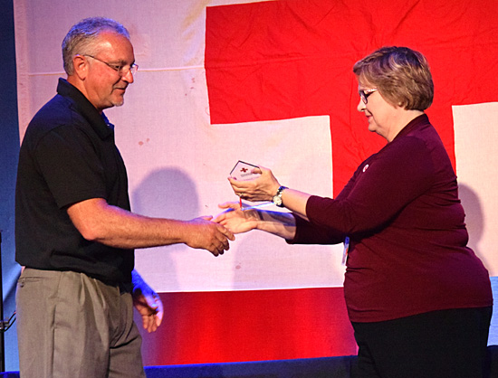 Disaster Services Chair Mark Klausing receives the Volunteer of the Year award from Diane Dixon. Dave Mosier/Van Wert independent